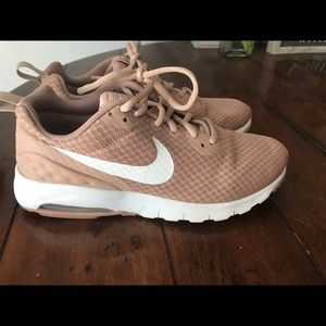 Wonens Nike Air Max Motion. Nike Shoes.